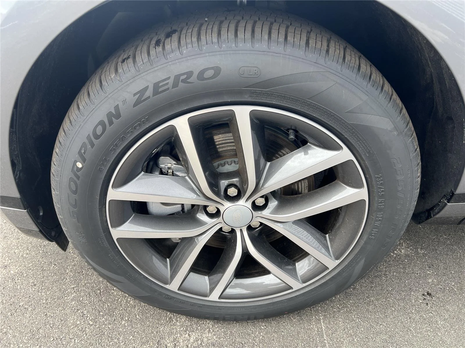 New 2026 Eiger Grey Land Rover Dynamic SE image 9