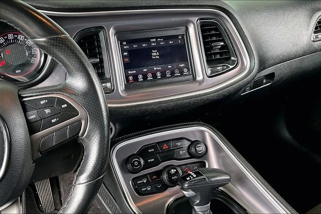 Used 2019 Black Dodge SXT image 9