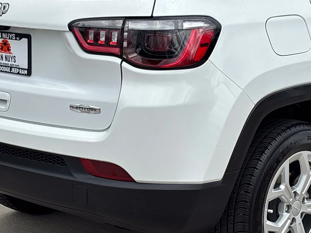 Used 2024 Bright White Clearcoat Jeep Latitude image 4