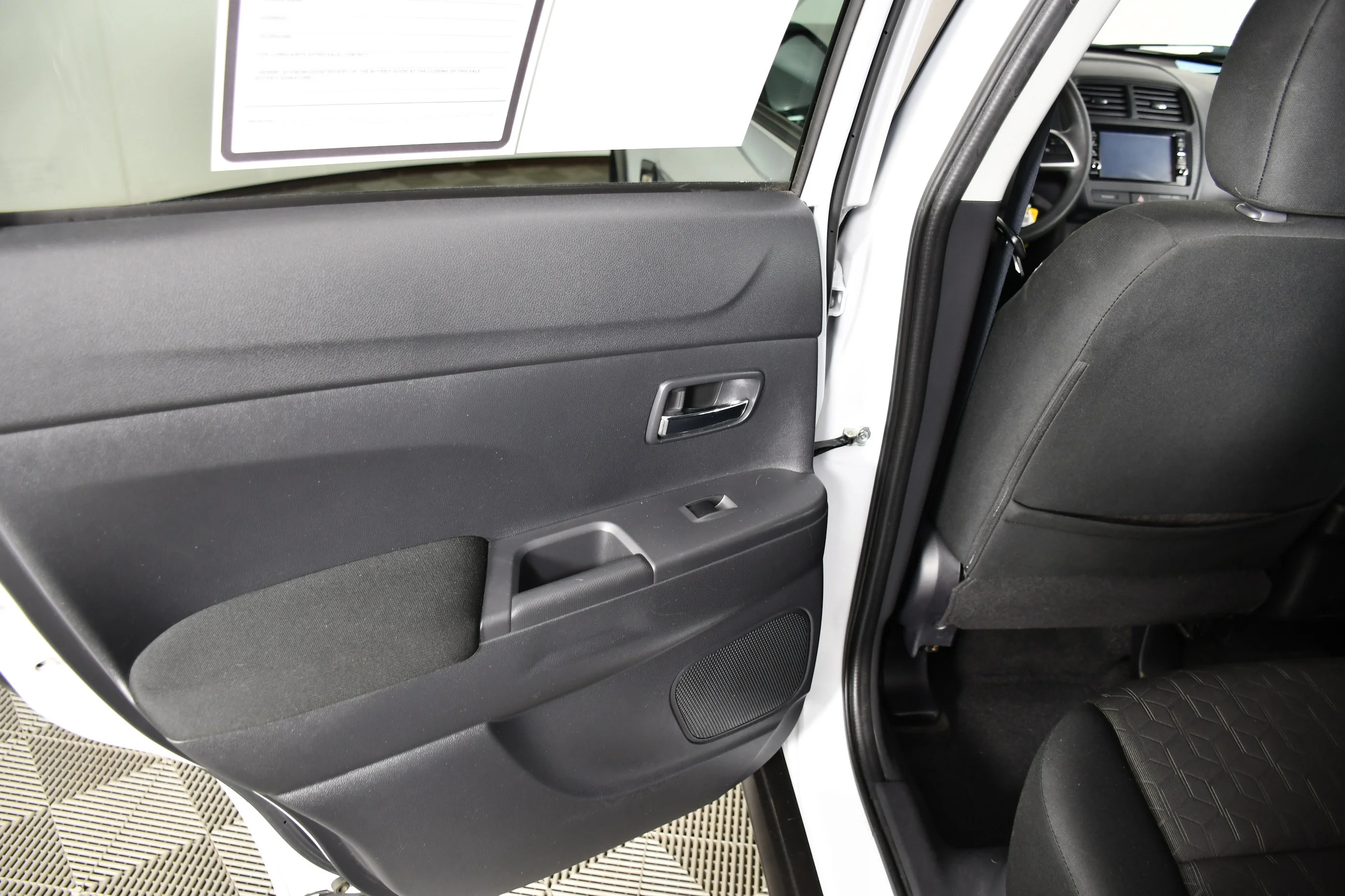 Used 2022 White Diamond Mitsubishi ES image 45