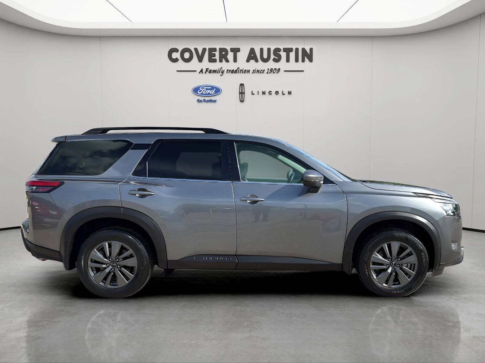 Used 2024 Gray Nissan SV image 6