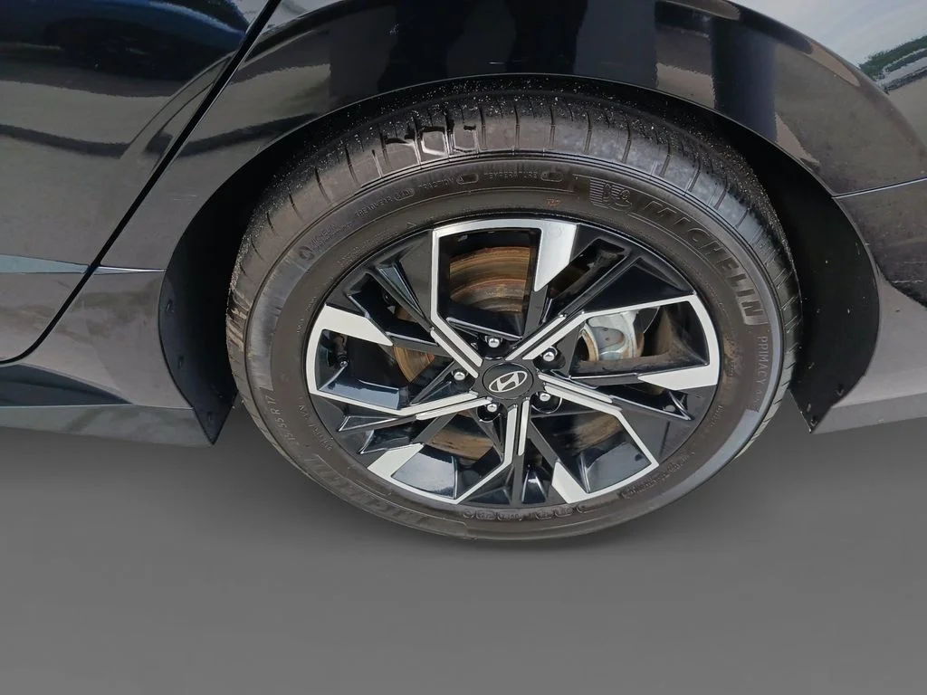 Used 2025 Black Hyundai SEL image 8