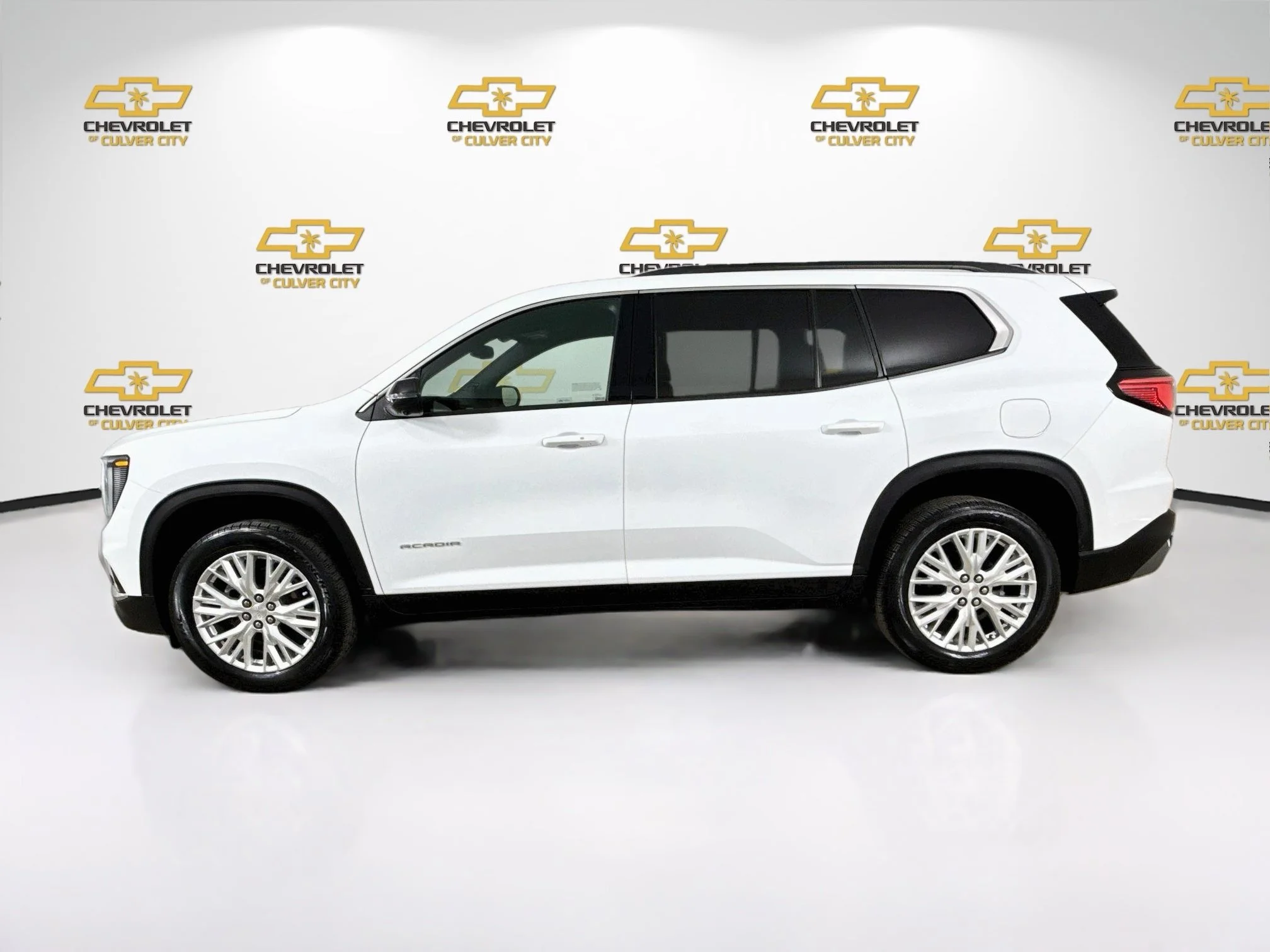 Used 2024 Summit White GMC Elevation image 5