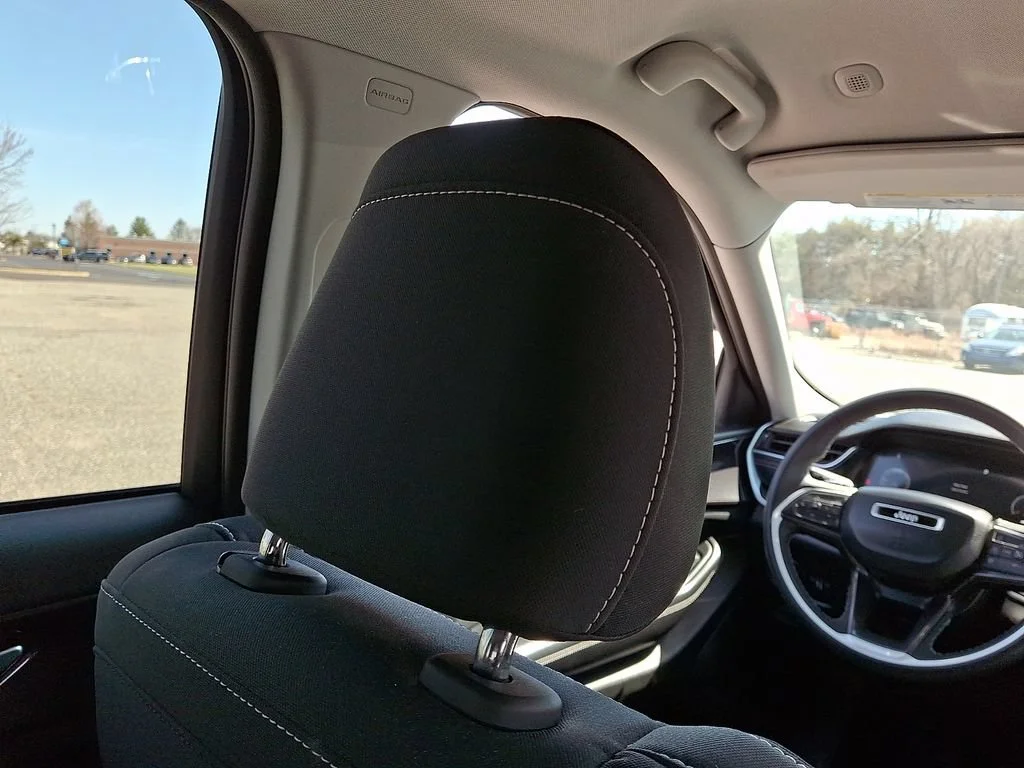 Used 2023 Diamond Black Crystal Pearlcoat Jeep Laredo image 14