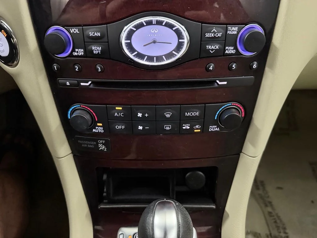 Used 2017 White INFINITI Base image 23