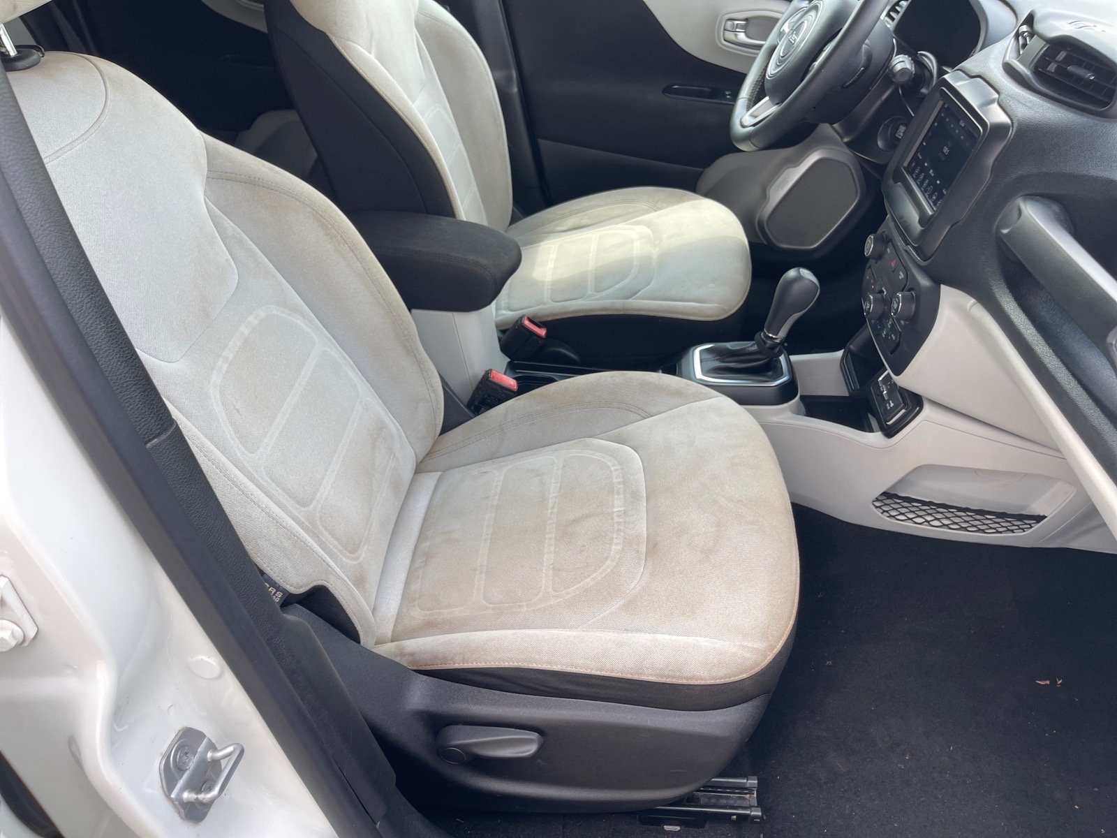 Used 2018 Alpine White Jeep Latitude image 18