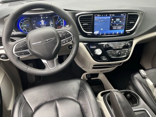 Used 2024 Silver Mist Clearcoat Chrysler Hybrid Select image 14