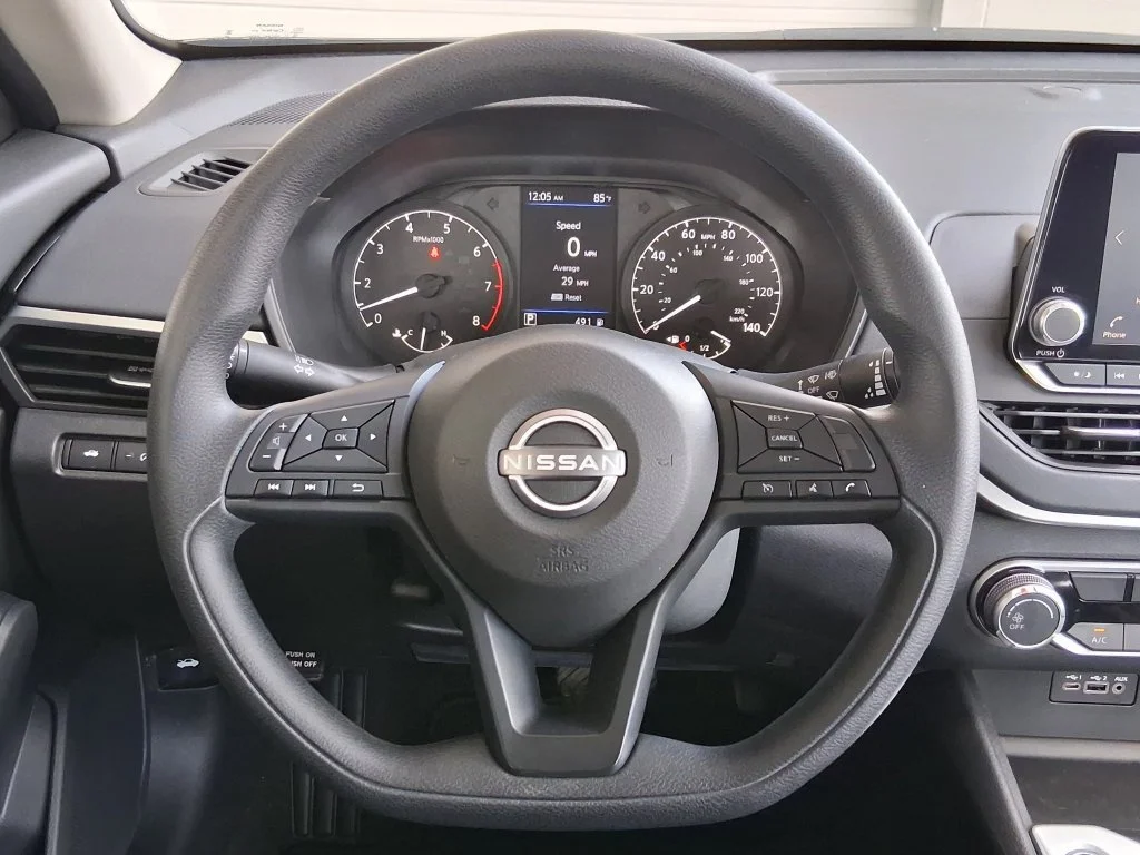 Used 2025  Nissan S image 10