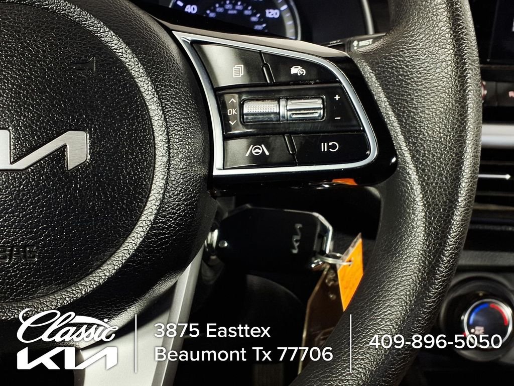 Used 2023 White Kia LXS image 19