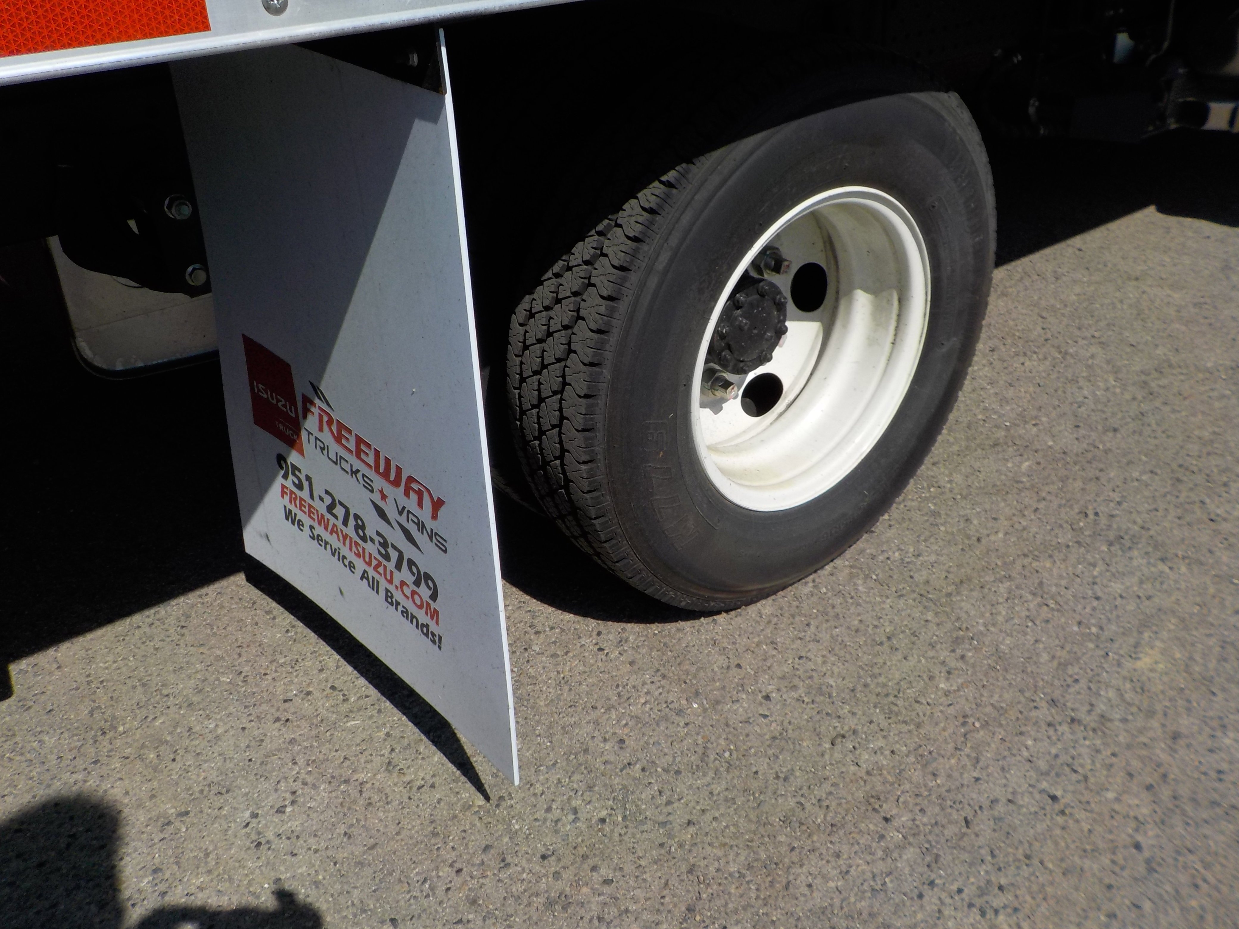 Used 2024 White ISUZU  image 15