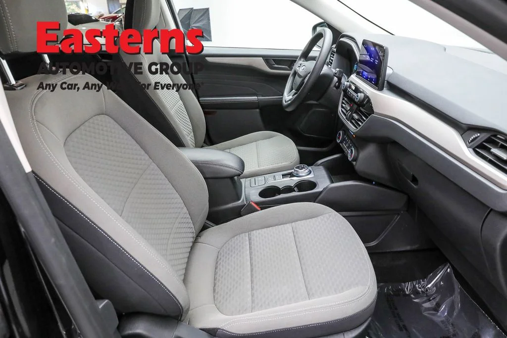 Used 2022 Black Ford SE image 23