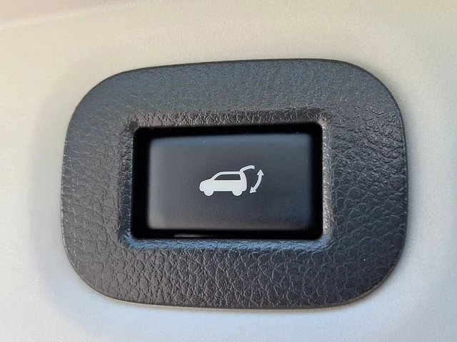 Used 2016 Red Nissan SL image 31