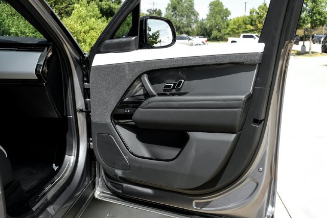 Used 2024  Land Rover Dynamic SE image 55