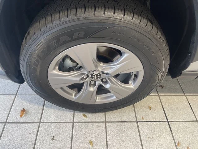Used 2025 Silver Sky Metallic Toyota XLE image 5