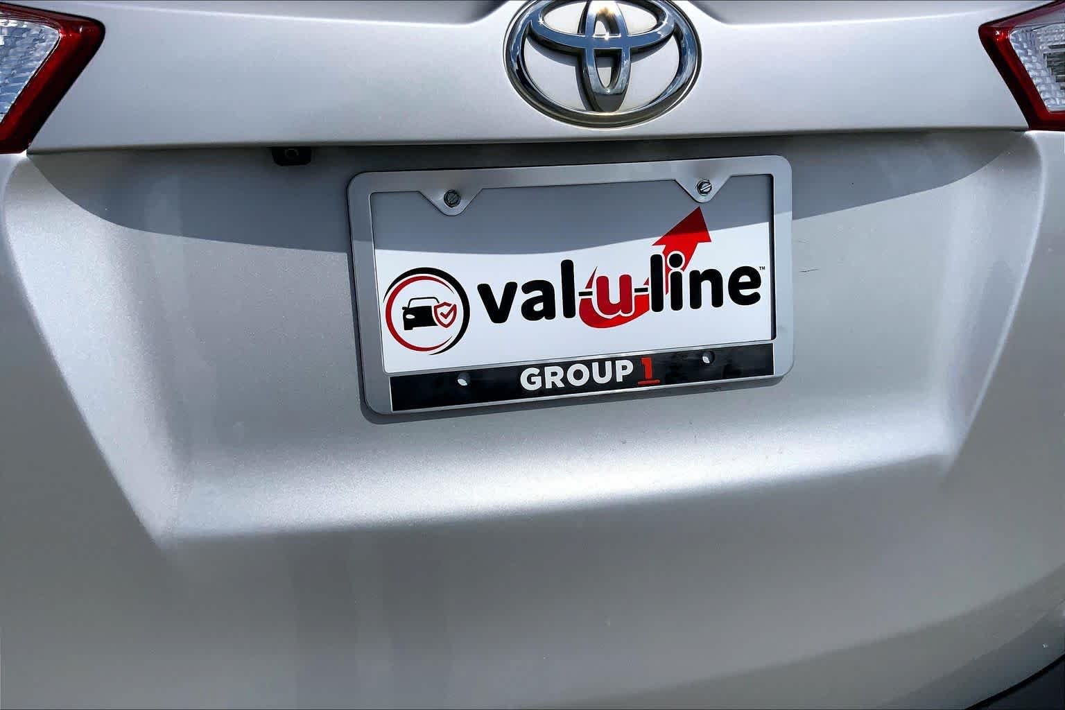 Used 2015 Classic Silver Metallic Toyota LE image 10