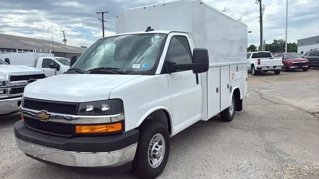 New 2025 Summit White Chevrolet 1WT image 4