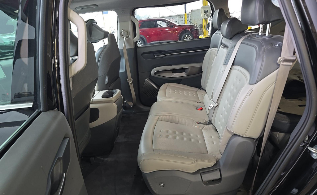 Certified Used 2024 Black Kia Wind image 9