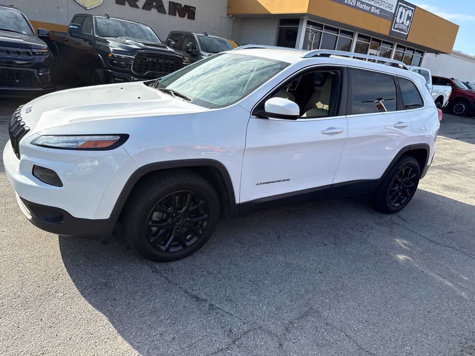 Used 2018 Bright White Clearcoat Jeep Latitude image 17