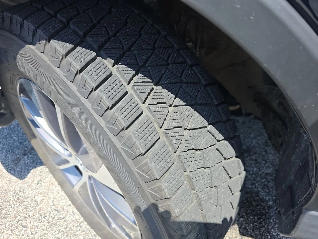 Used 2018 Galactic Aqua Mica Toyota XLE image 25