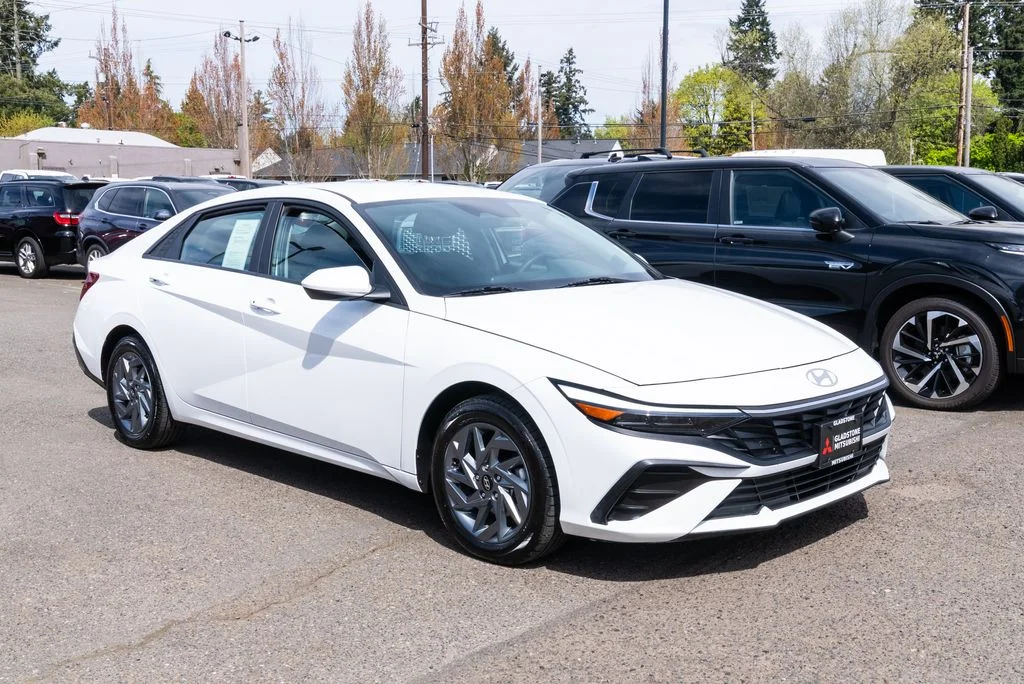 Used 2024 White Hyundai SEL image 1