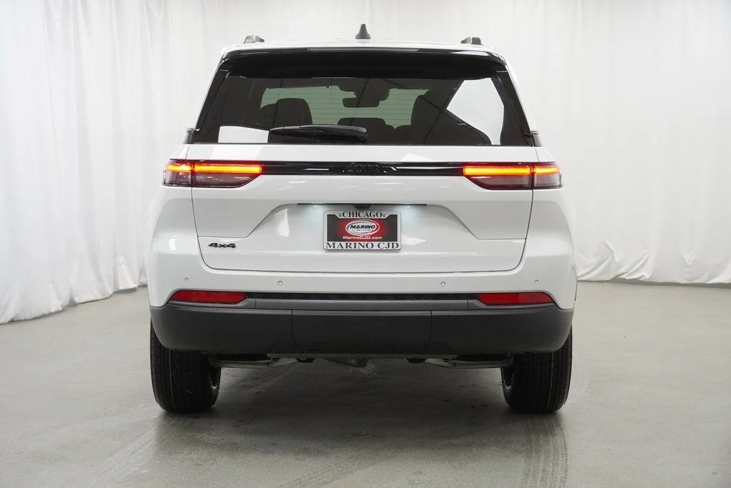 New 2026 Bright White Clear-Coat Exterior Paint Jeep Laredo Altitude image 10