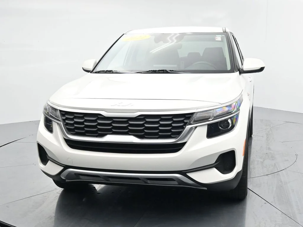 Used 2022 White Kia LX image 3