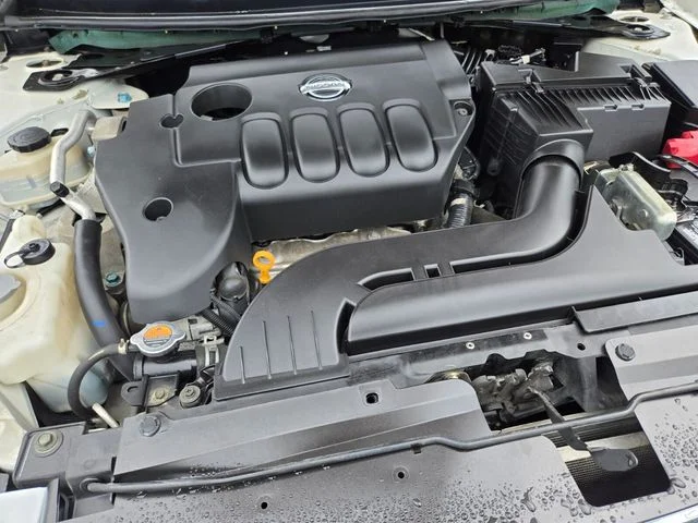 Used 2009 White Nissan 2.5 S image 22