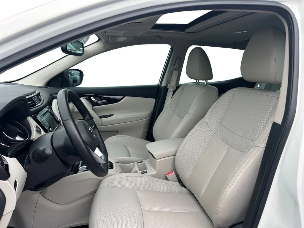 Used 2022 White Nissan SL image 24