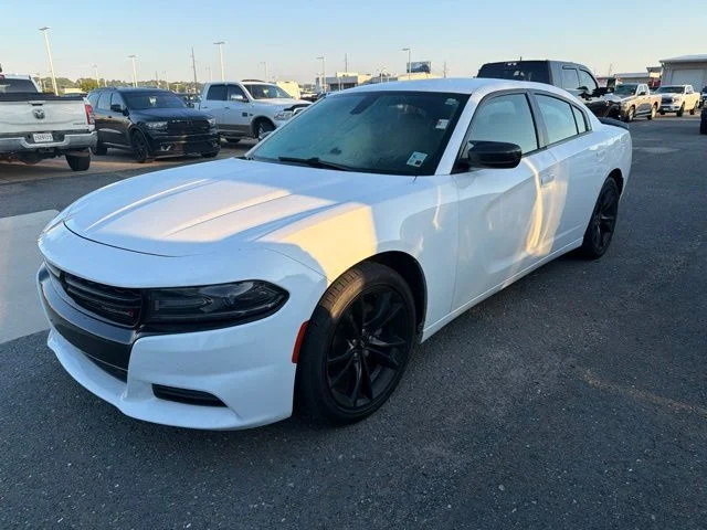 Used 2018 White Dodge SXT image 2