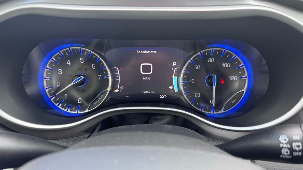 Used 2025 White Chrysler Select image 16