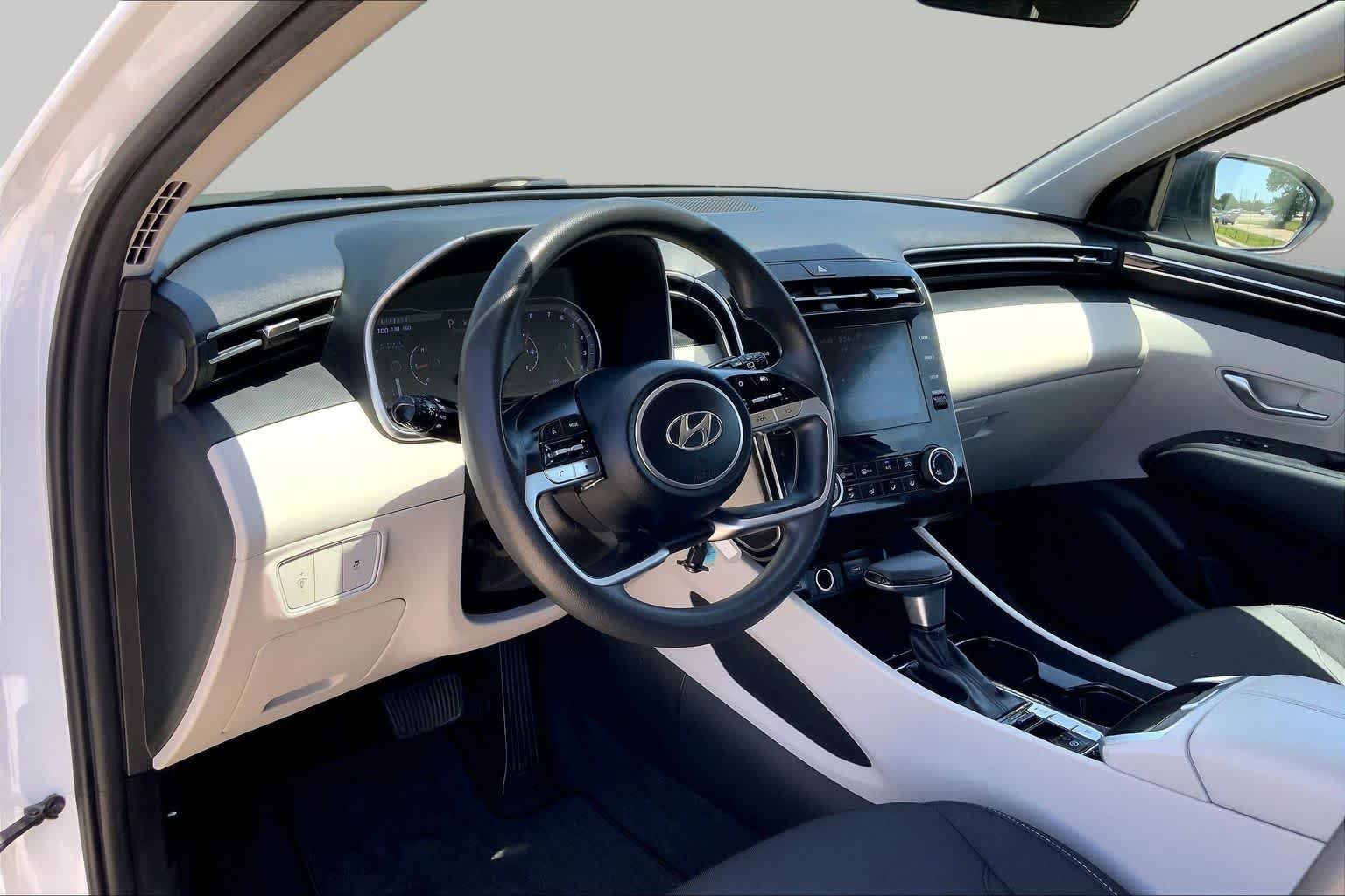 Used 2022 Quartz White Hyundai SE image 17