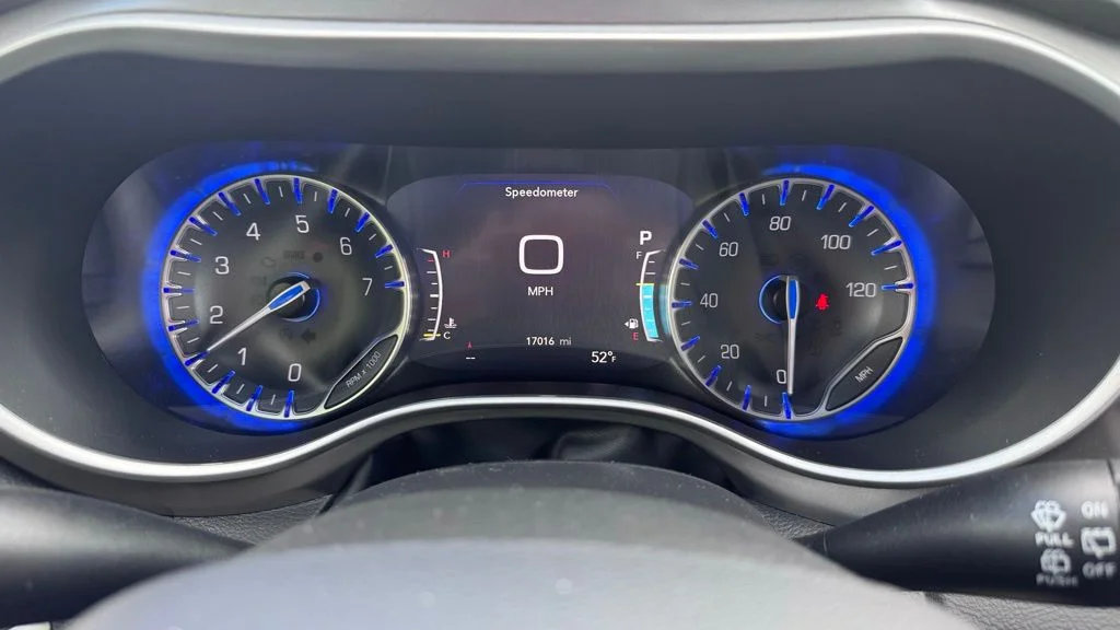 Used 2025 White Chrysler Select image 16