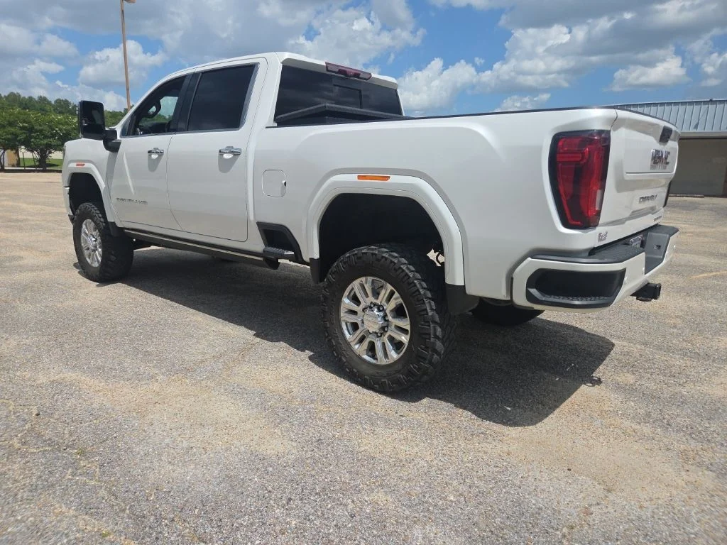 Used 2022 White GMC Denali image 9