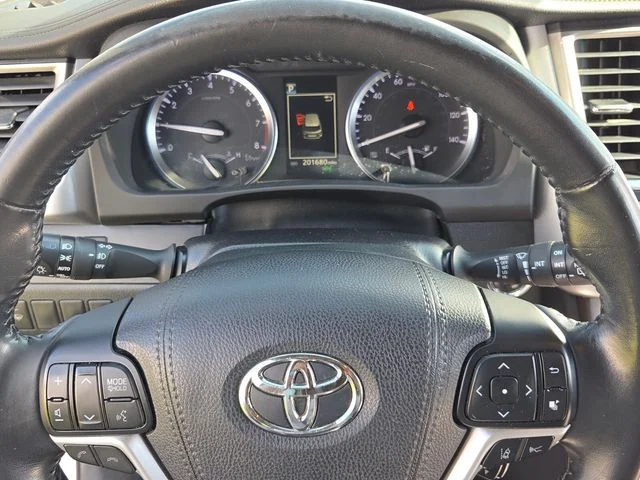 Used 2017 Silver Toyota XLE image 22