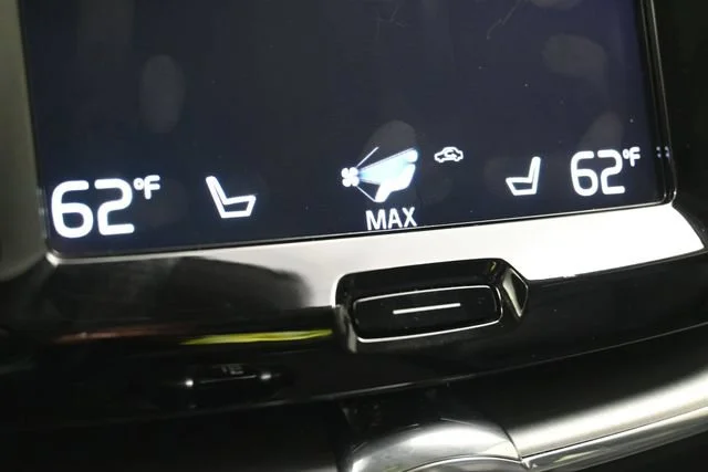 Used 2019 Grey Volvo Momentum image 18