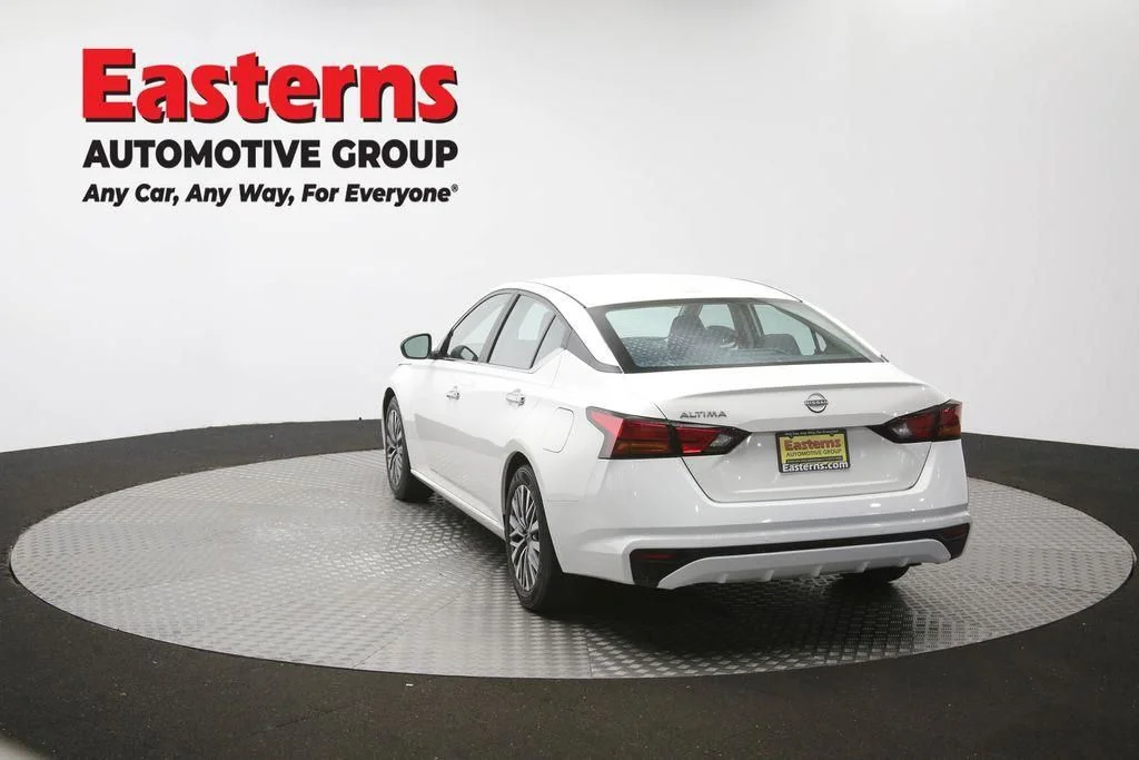 Used 2025 White Nissan 2.5 SV image 38