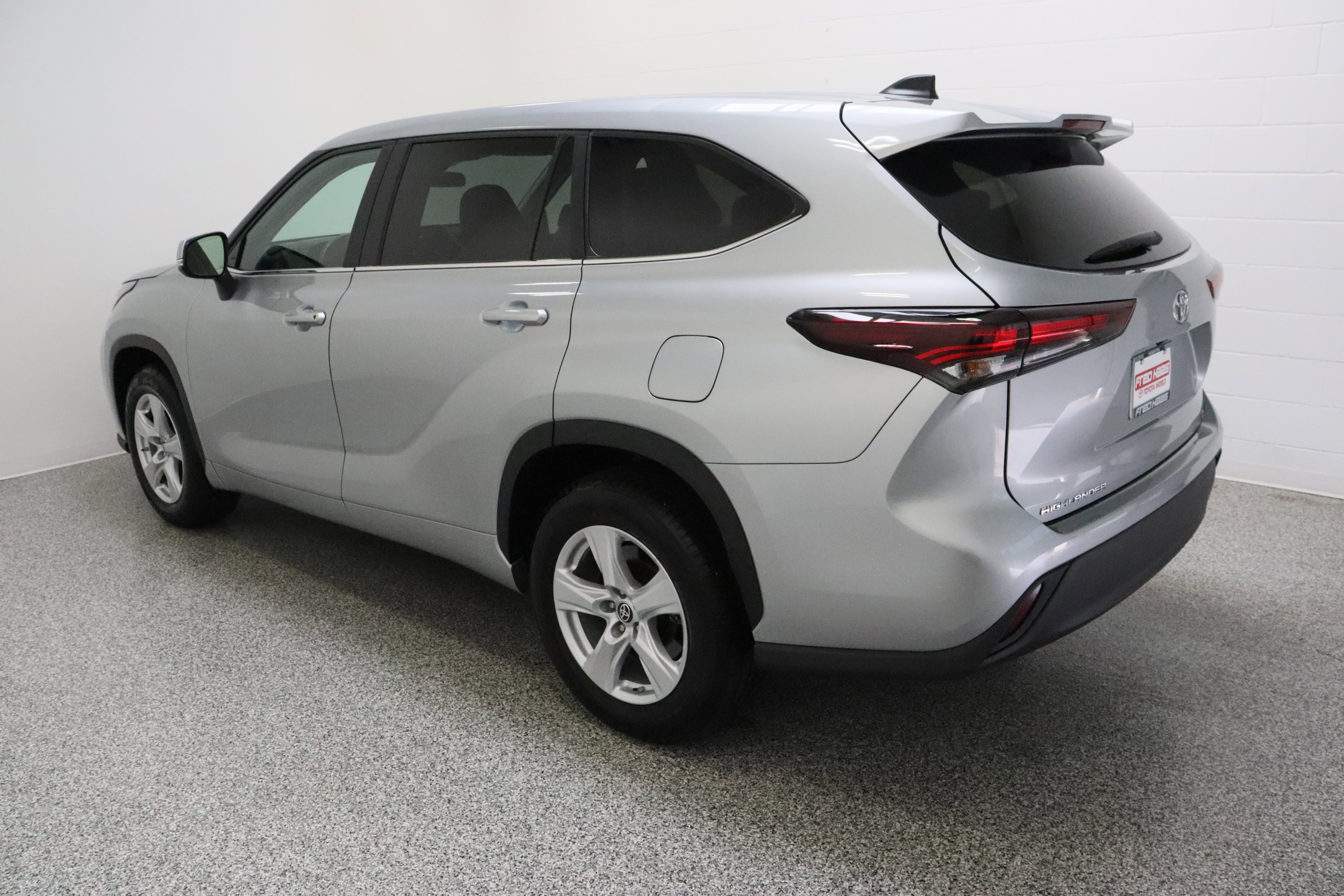 2025 Toyota Highlander LE - Photo 9