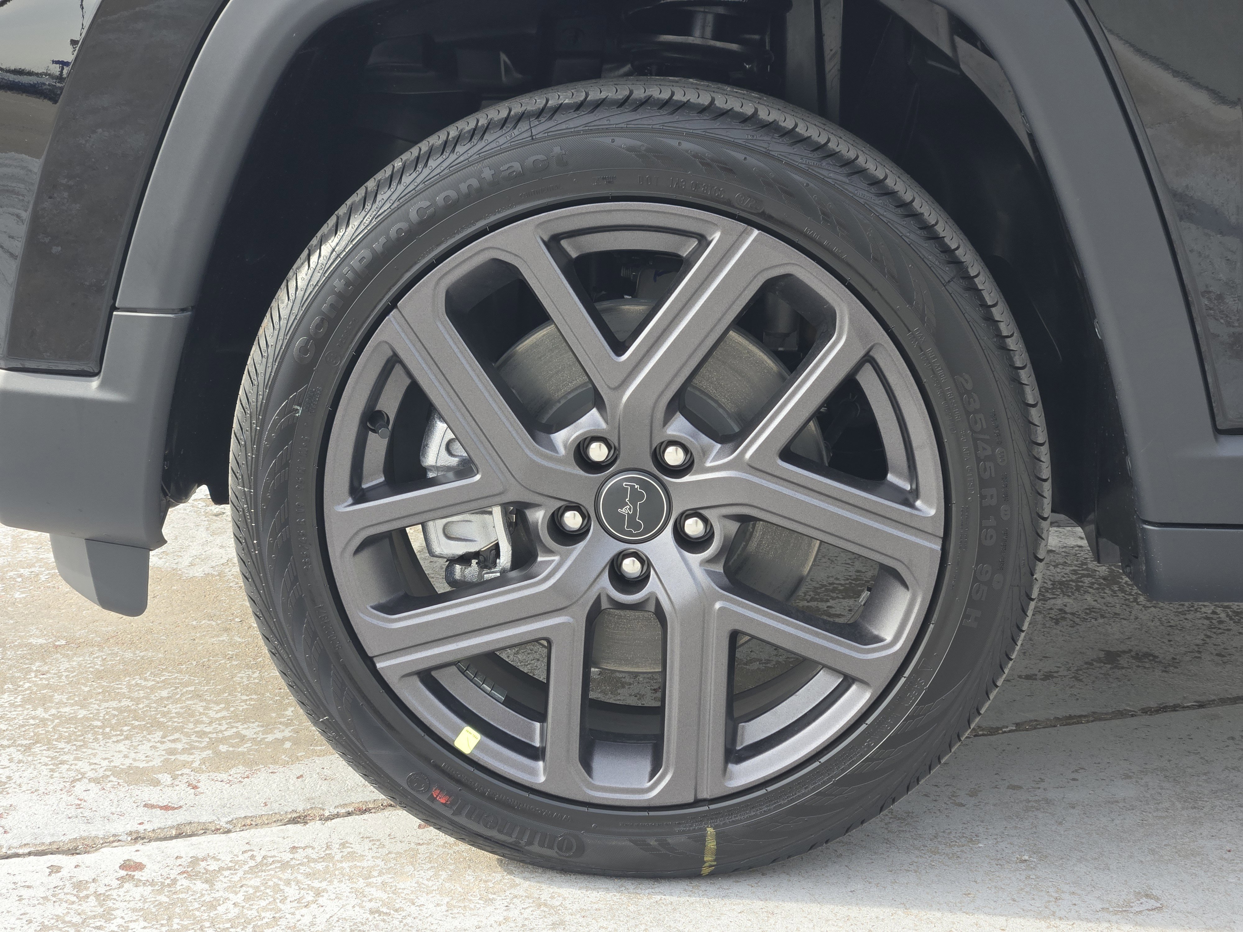 New 2026 Diamond Black Crystal Pearl-Coat Exterior Paint Jeep Limited Altitude image 10