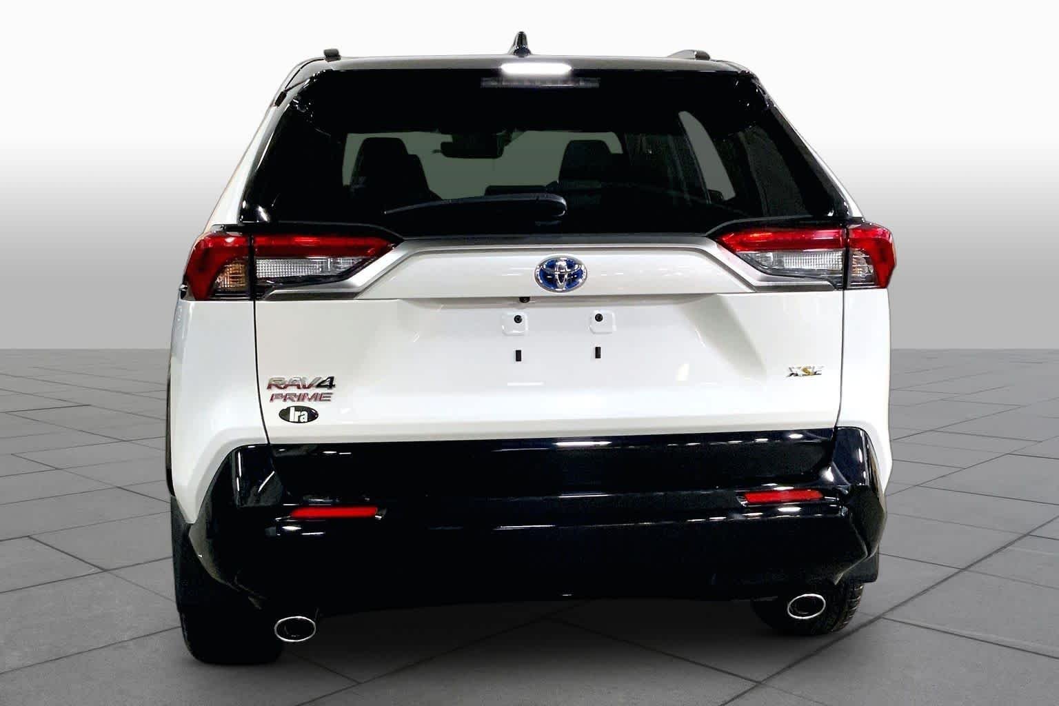 Used 2021 Blizzard Pearl w/Midnight Black Roof Toyota XSE image 5