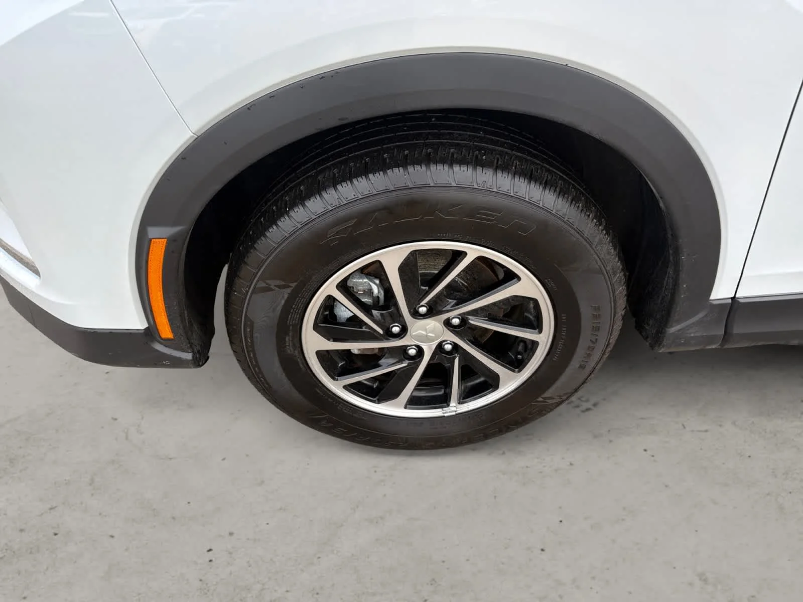 Used 2025 White Diamond Mitsubishi ES image 10