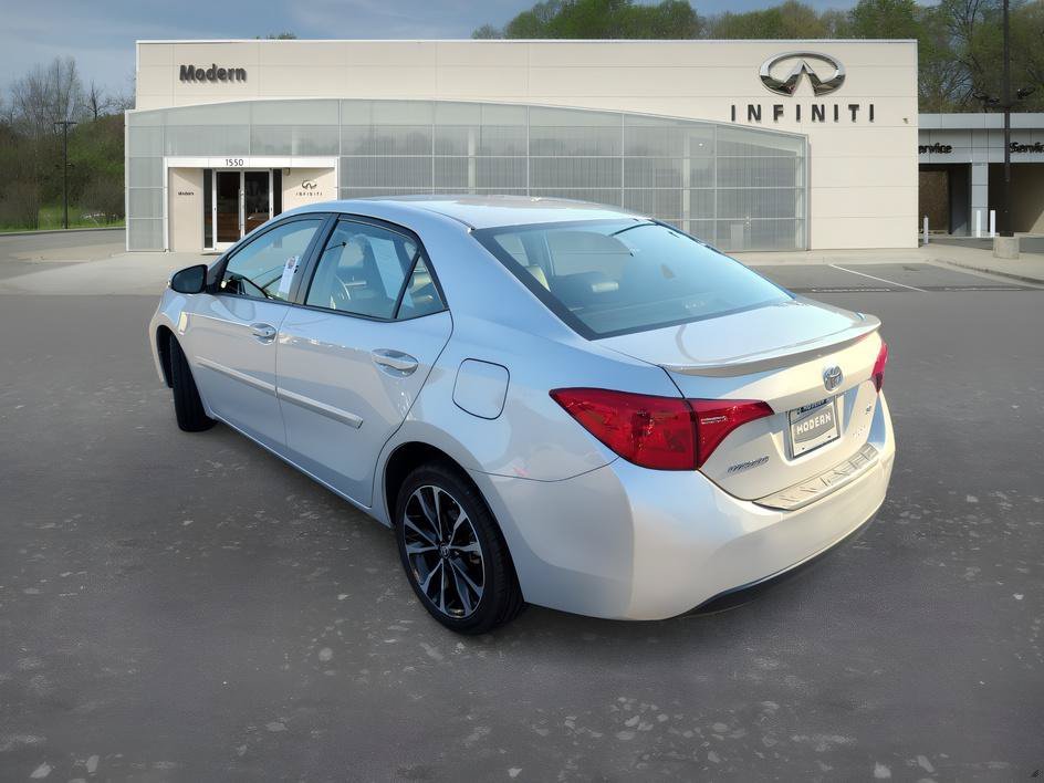 Used 2018 Classic Silver Metallic Toyota SE image 5