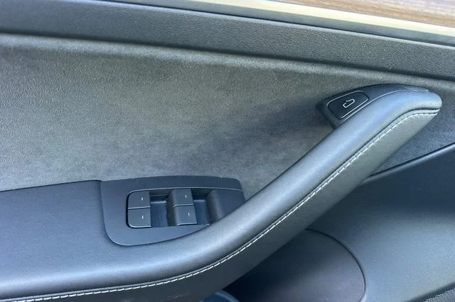 Used 2023  Tesla Base image 11