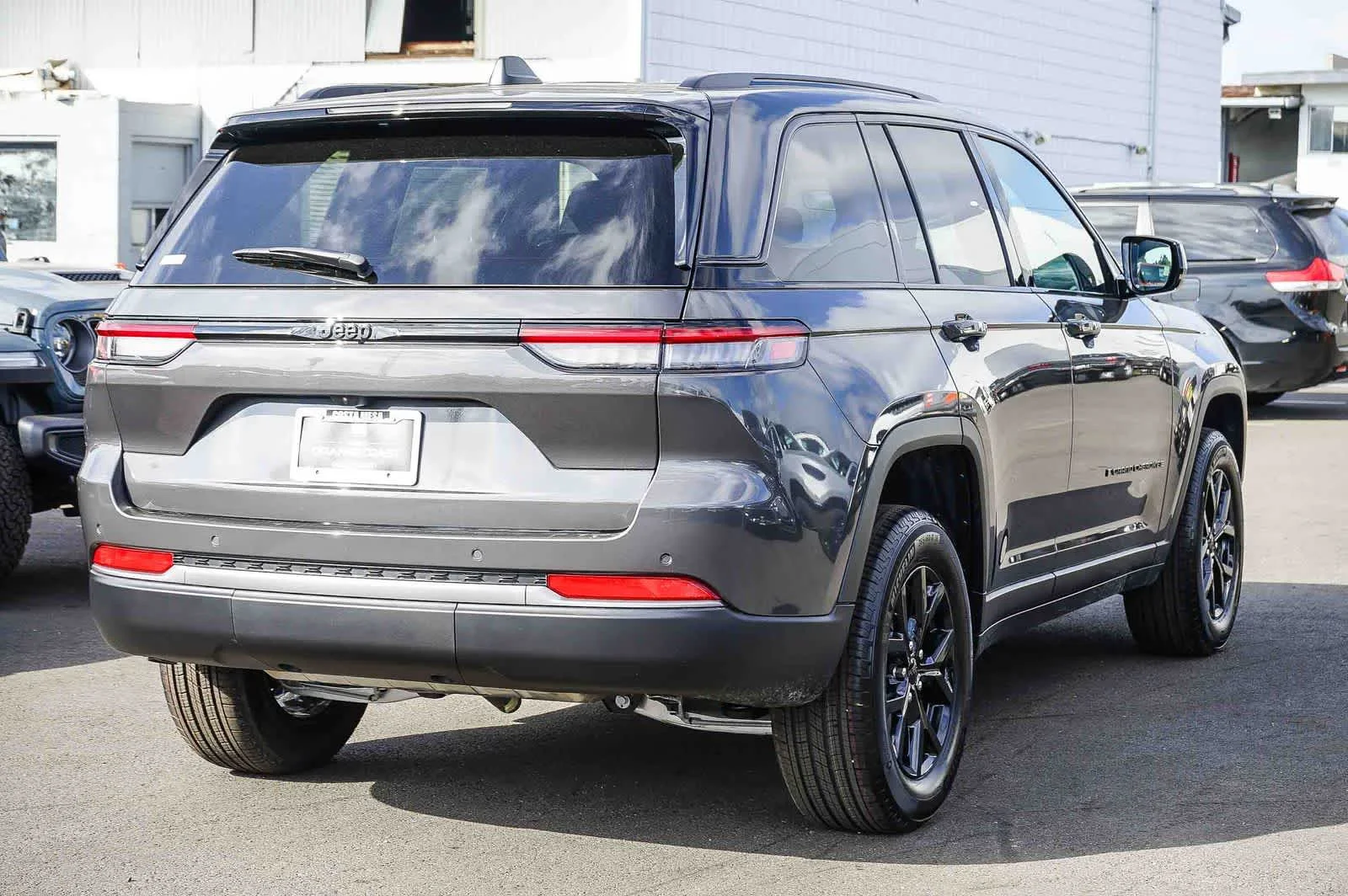New 2026 Baltic Gray Metallic Clear-Coat Exterior Paint Jeep Laredo Altitude image 4