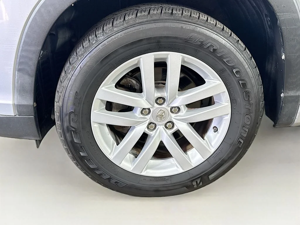 Used 2015 Silver Toyota LE image 38