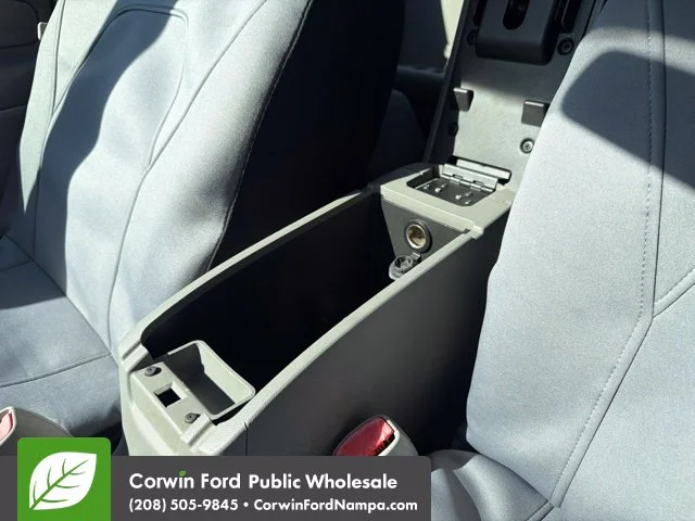 Used 2005 White Chevrolet  image 23
