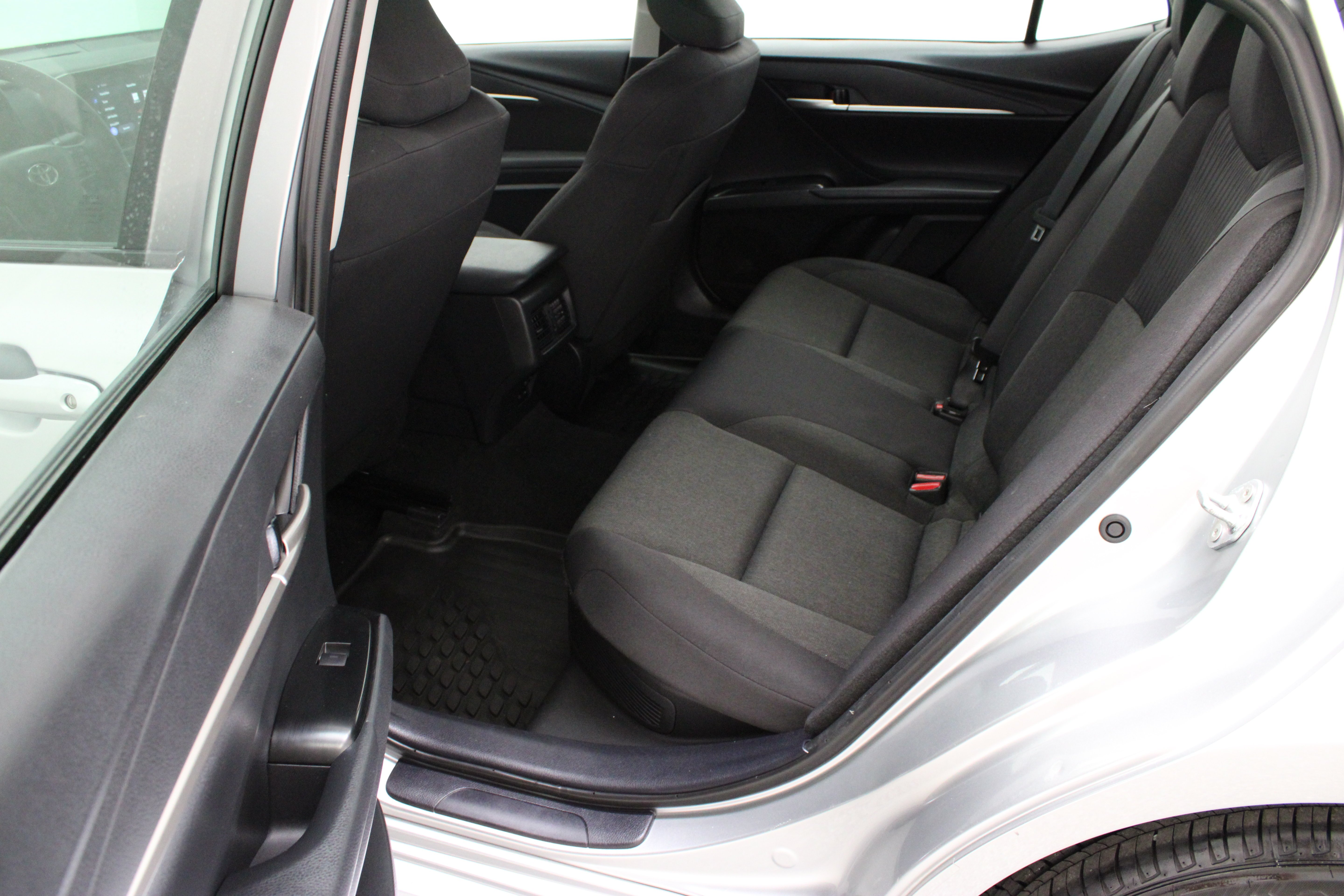 Used 2025 Silver Toyota LE 2.5L/Electric image 27