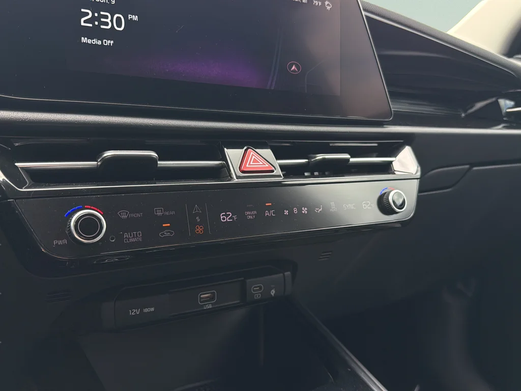 Used 2023 White Kia Wind image 20