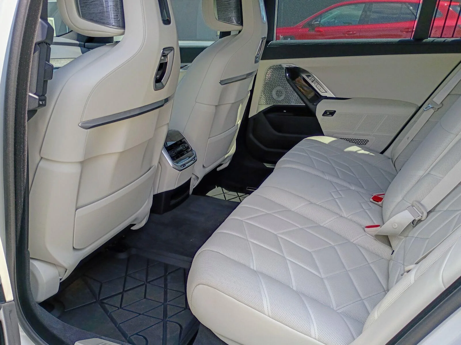 Used 2025 Mineral White Metallic BMW 760i xDrive image 7