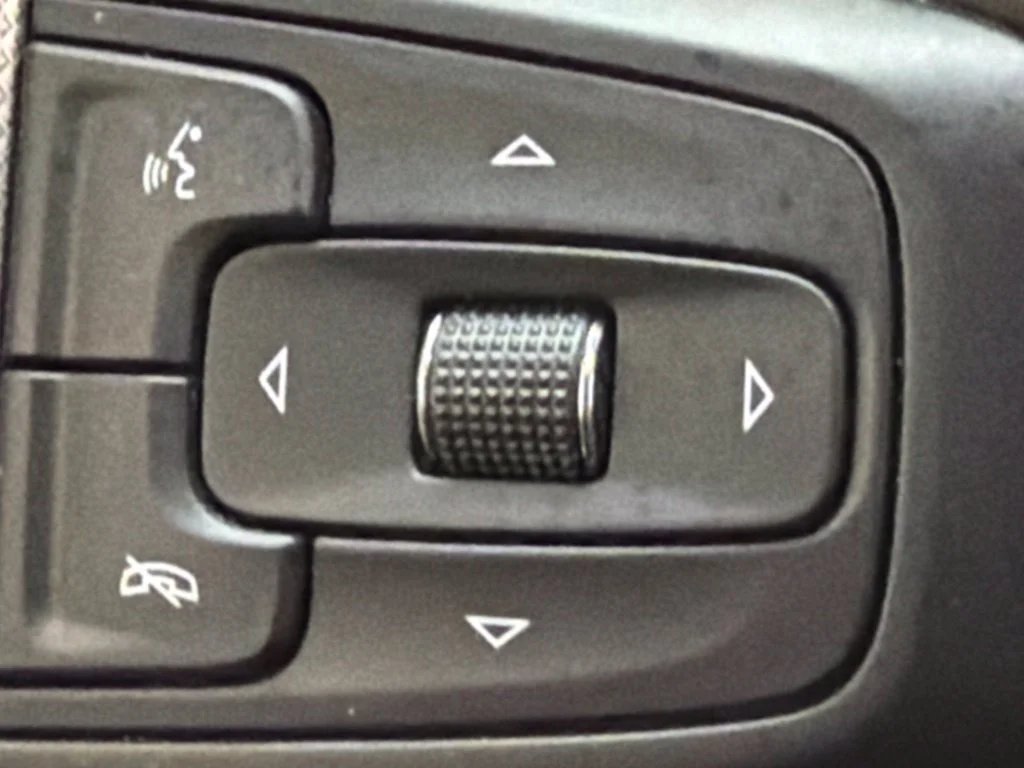 Used 2024 White Frost Tricoat GMC Denali image 23