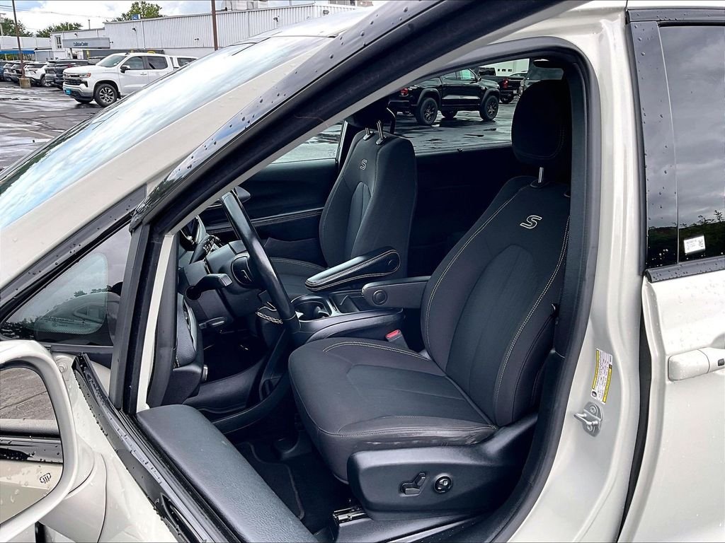 Used 2021 White Chrysler Touring image 10